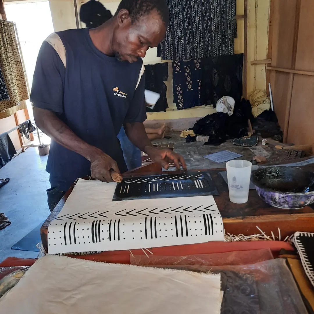 Mostra “ L’oro bianco del Burkina Faso” in biblioteca a Baranzate.